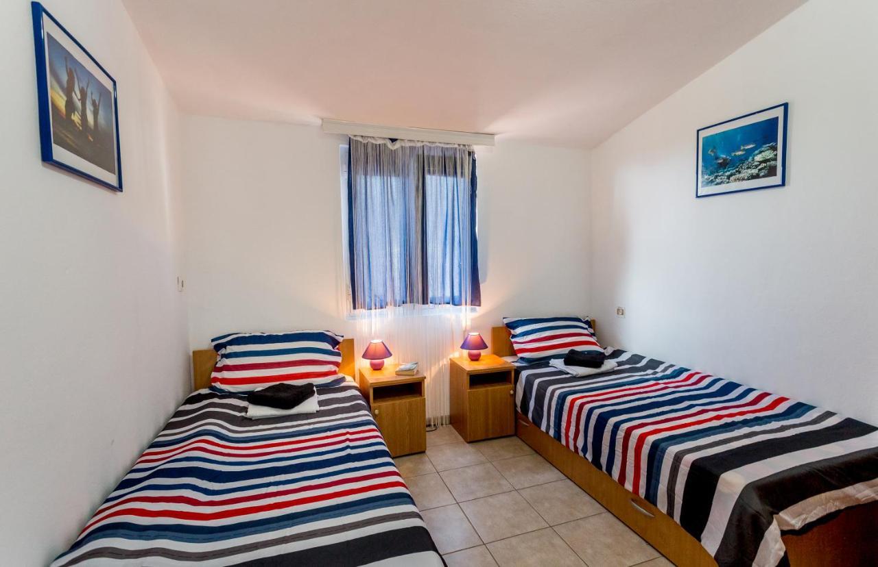 Lustica Apartments エクステリア 写真